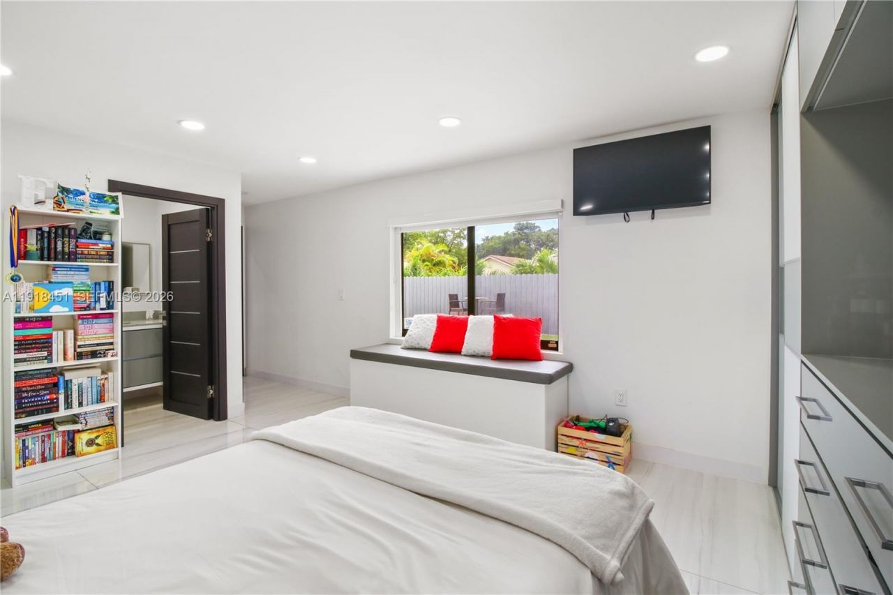 19494 NW 61st Ave, Hialeah, FL 33015 Photo