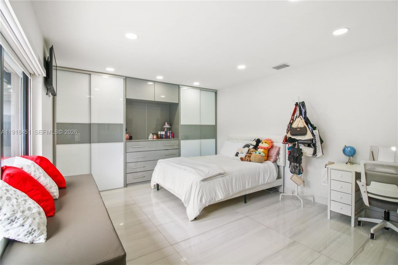 19494 NW 61st Ave, Hialeah, FL 33015 Photo