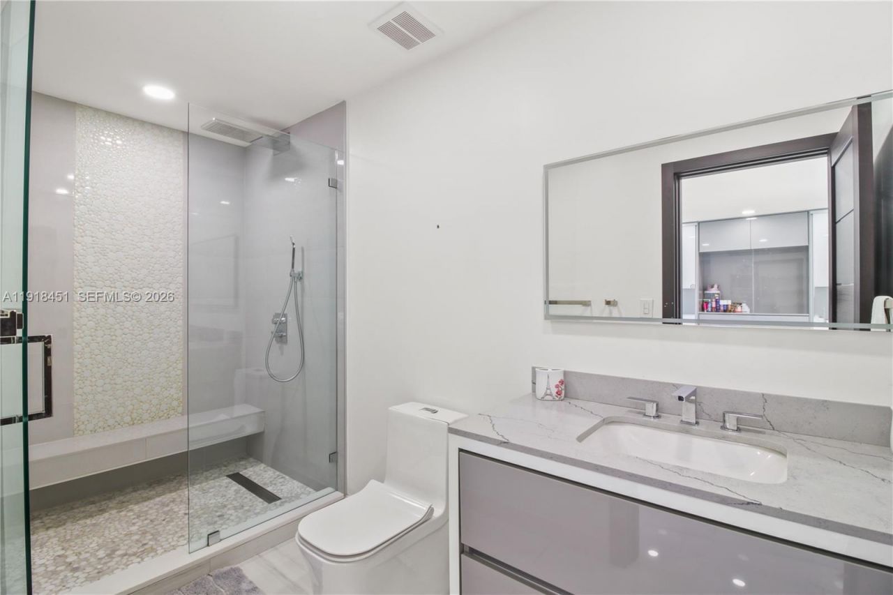 19494 NW 61st Ave, Hialeah, FL 33015 Photo