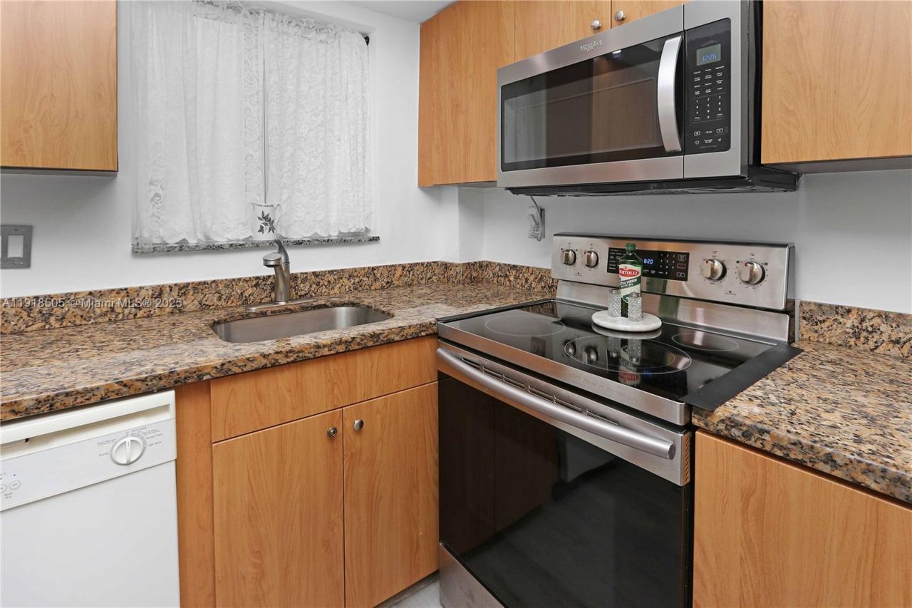 580 Egret Dr, Unit 124, Hallandale Beach, FL 33009 Photo