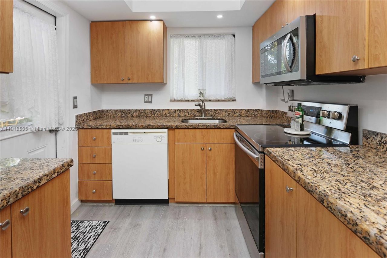 580 Egret Dr, Unit 124, Hallandale Beach, FL 33009 Photo