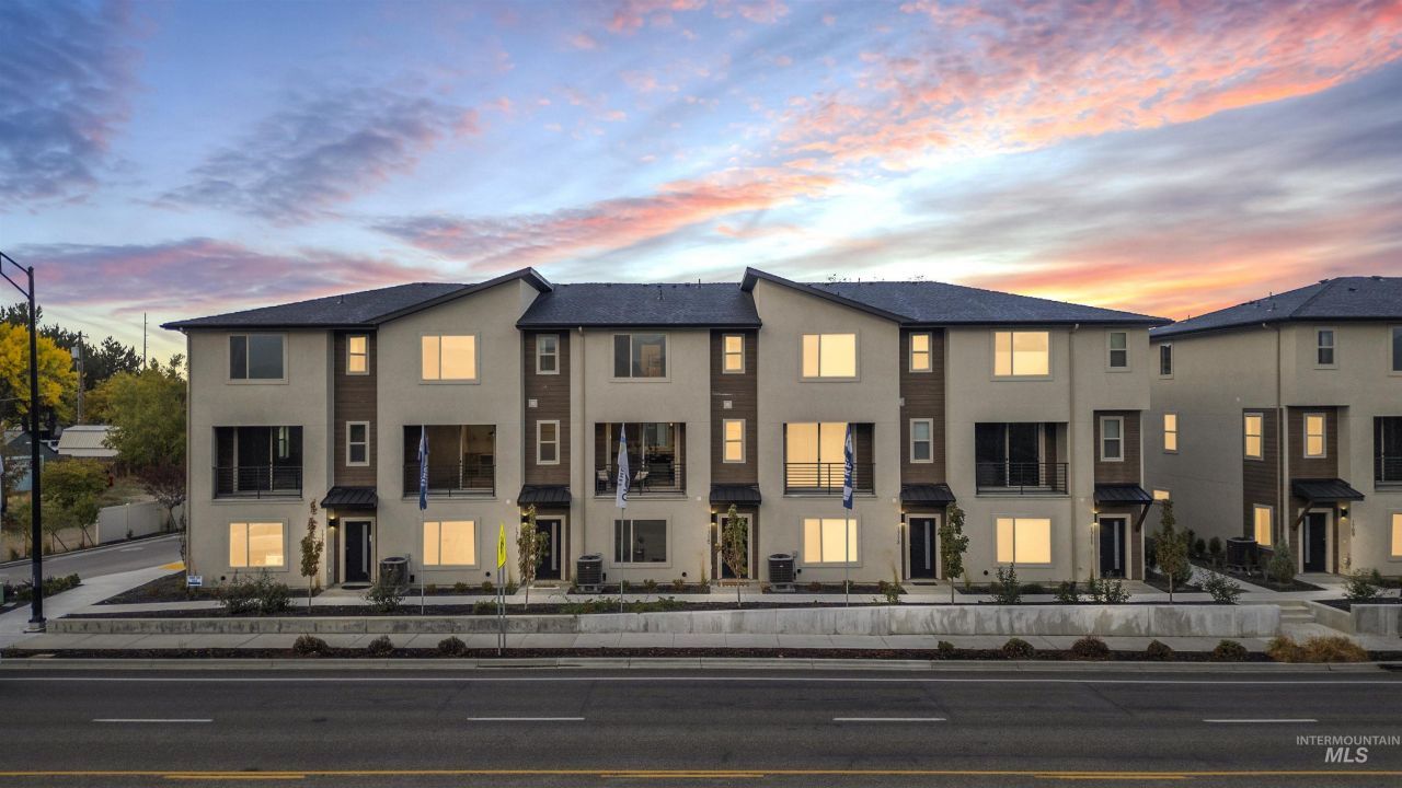 1735 S Rock View Ln, Boise, ID 83705 Main Photo