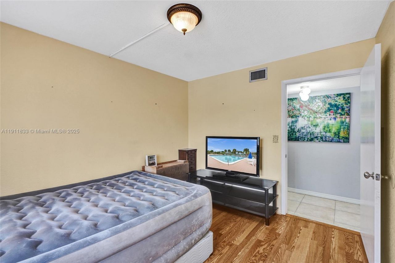 8010 Hampton Blvd, Unit 211, North Lauderdale, FL 33068 Photo