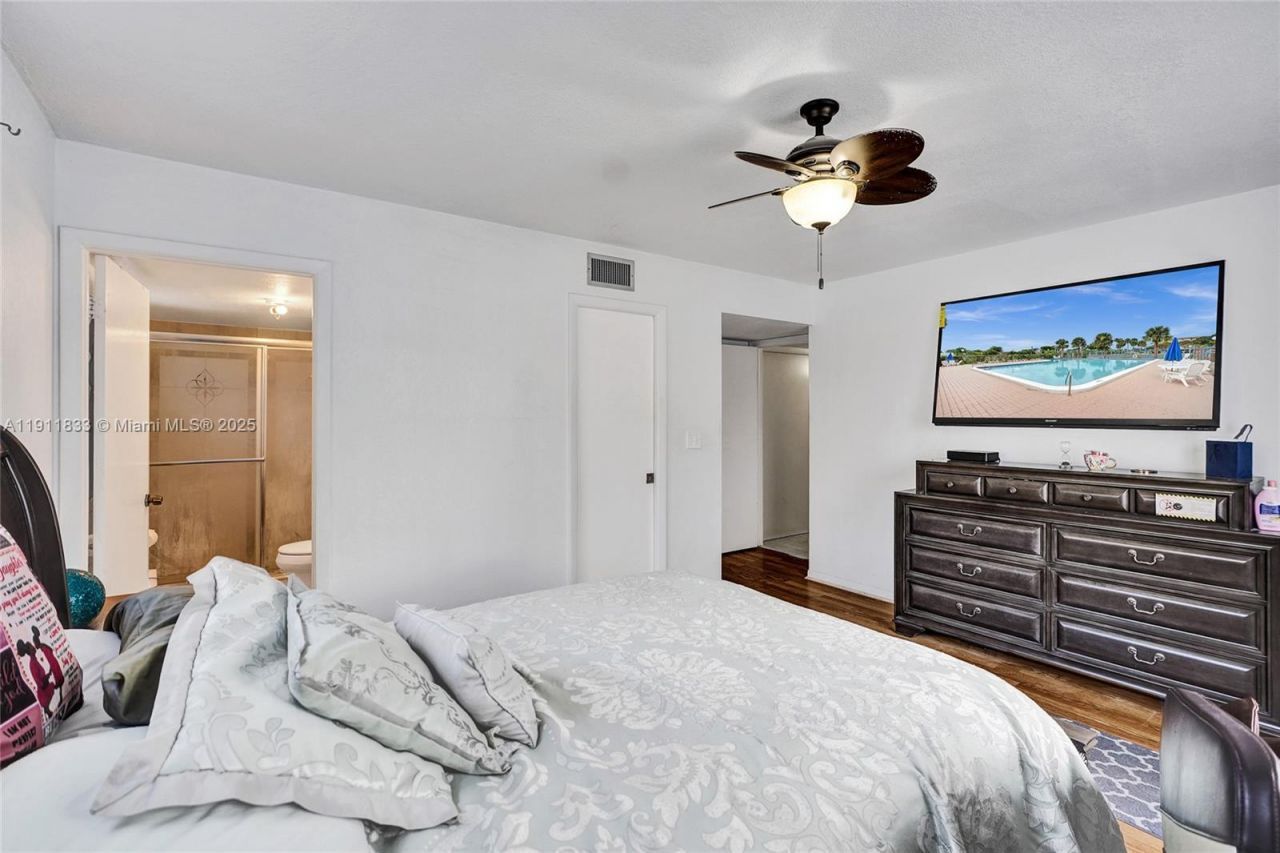 8010 Hampton Blvd, Unit 211, North Lauderdale, FL 33068 Photo