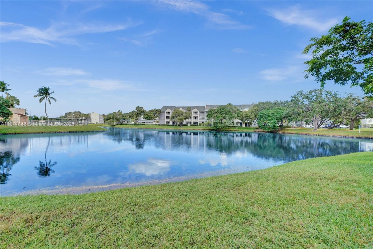 8010 Hampton Blvd, Unit 211, North Lauderdale, FL 33068 Photo