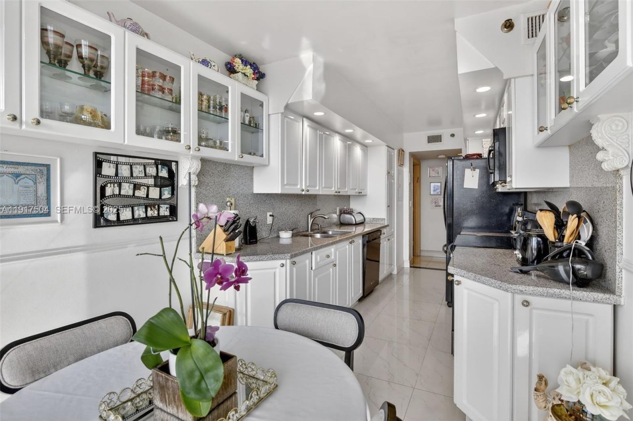 1000 Island Blvd, Unit 602, Aventura, FL 33160 Photo