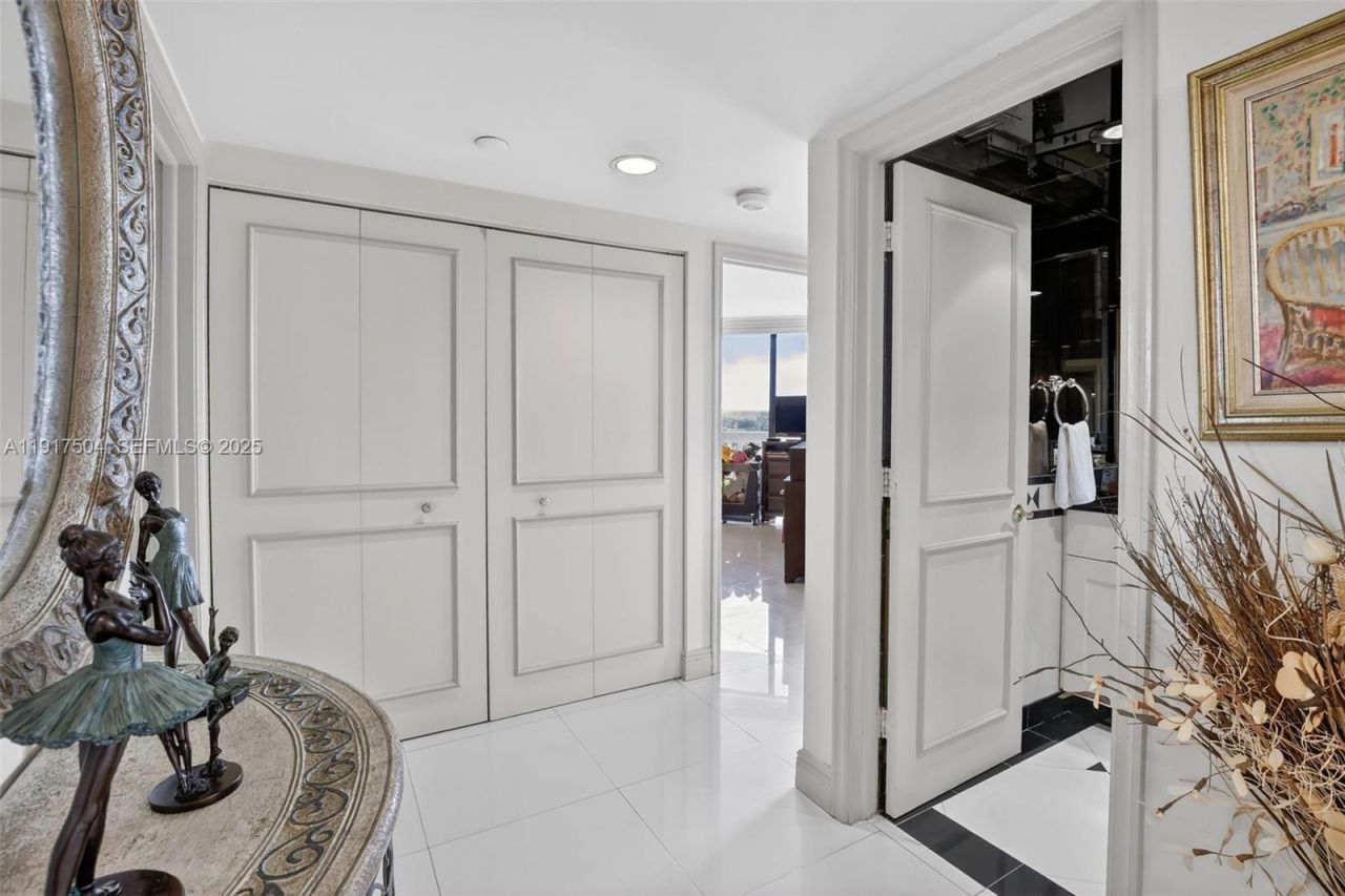 1000 Island Blvd, Unit 602, Aventura, FL 33160 Photo