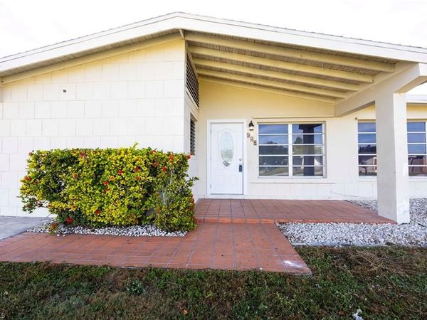 275 LAKEVIEW DR, NORTH FORT MYERS, FL 33917