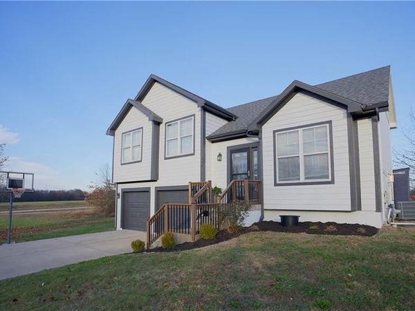 929 Sutherland Drive, Louisburg, KS 66053