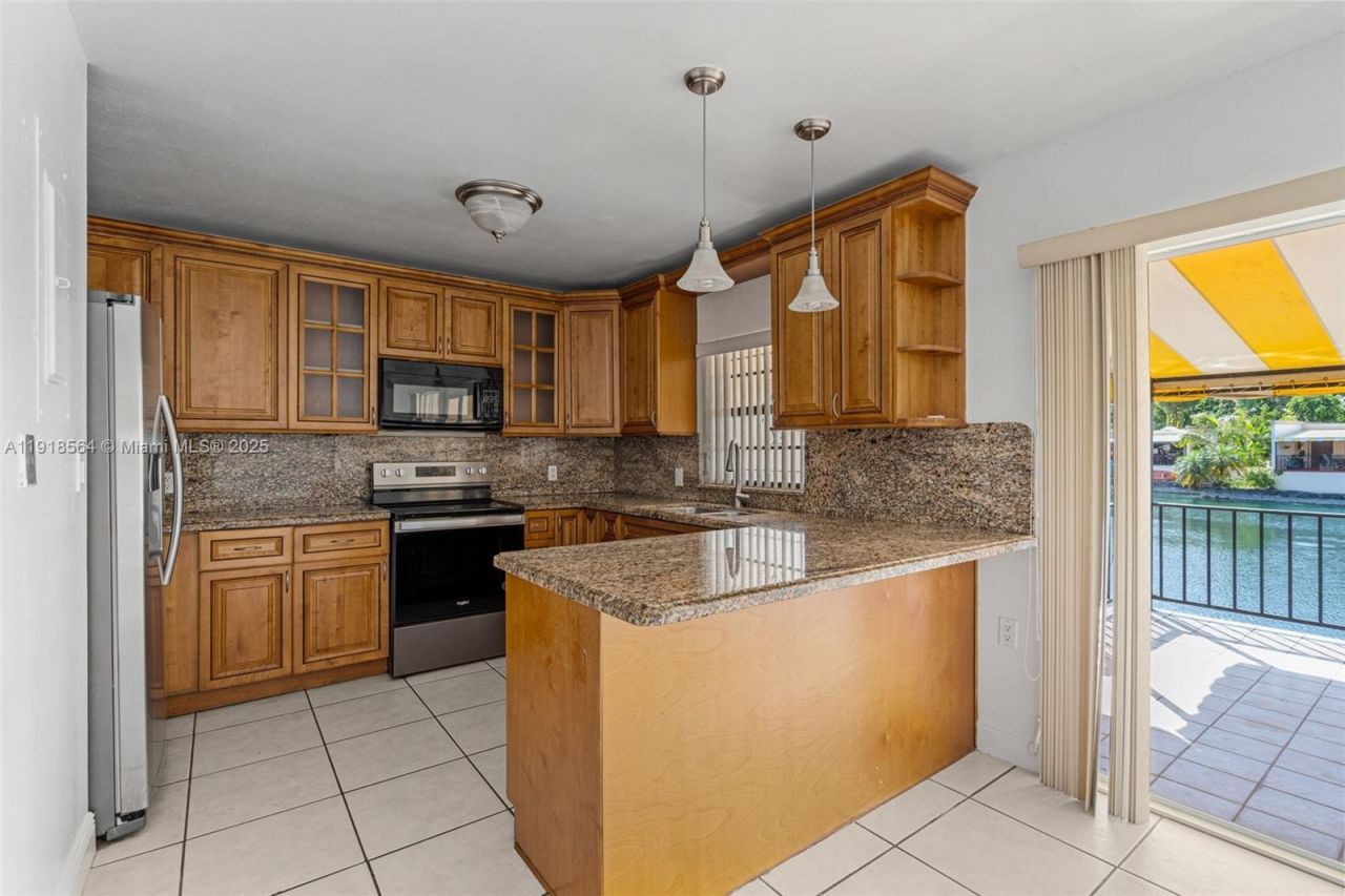 15504 Sharpecroft Dr, Miami Lakes, FL 33014 Photo