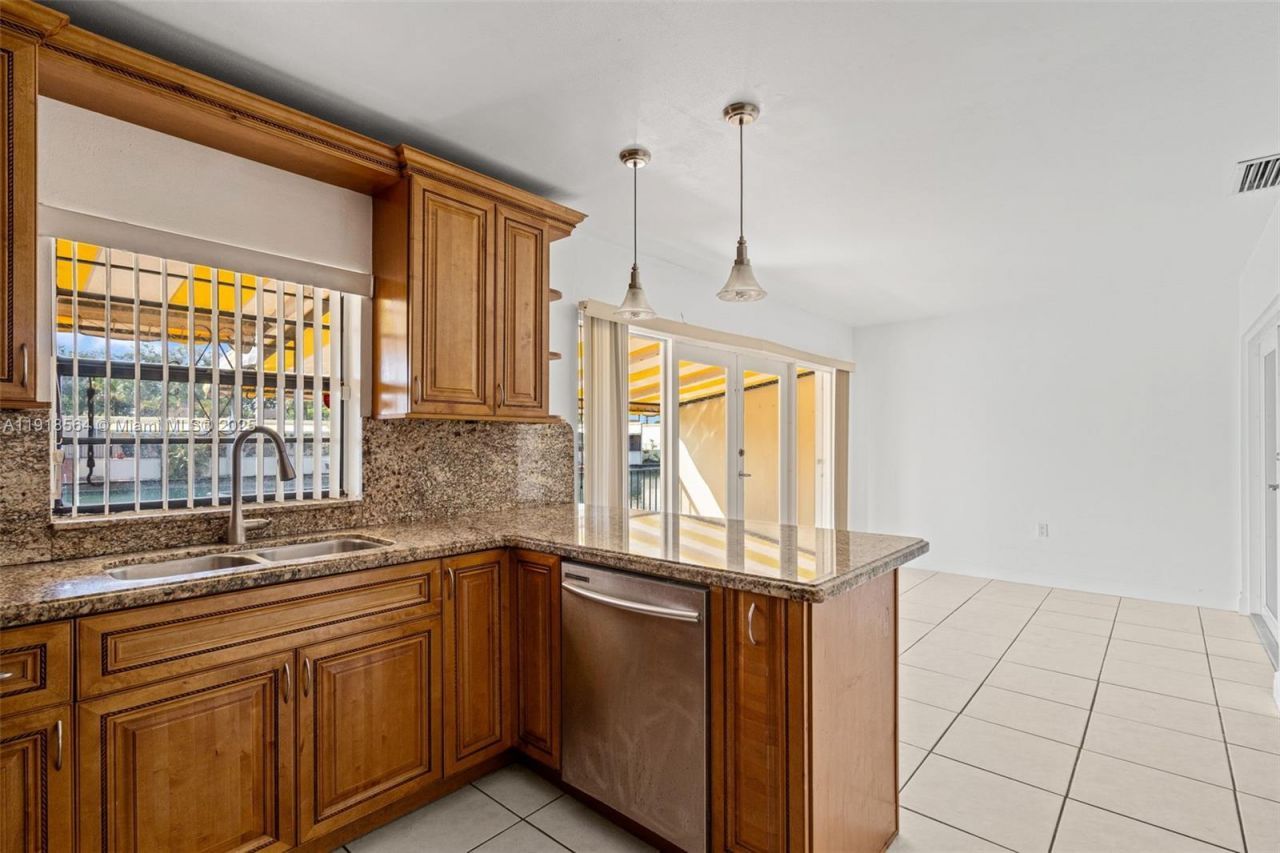 15504 Sharpecroft Dr, Miami Lakes, FL 33014 Photo