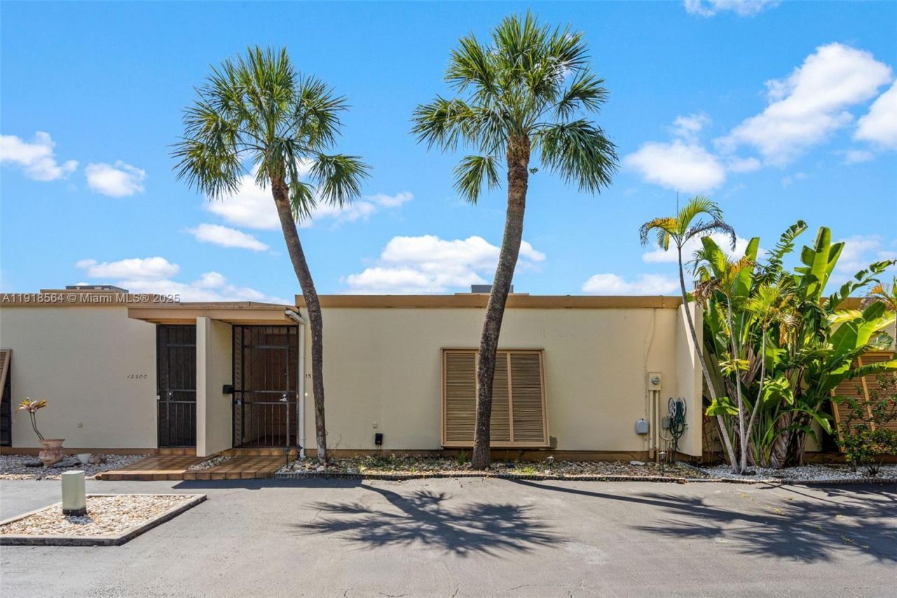 15504 Sharpecroft Dr, Miami Lakes, FL 33014 Photo