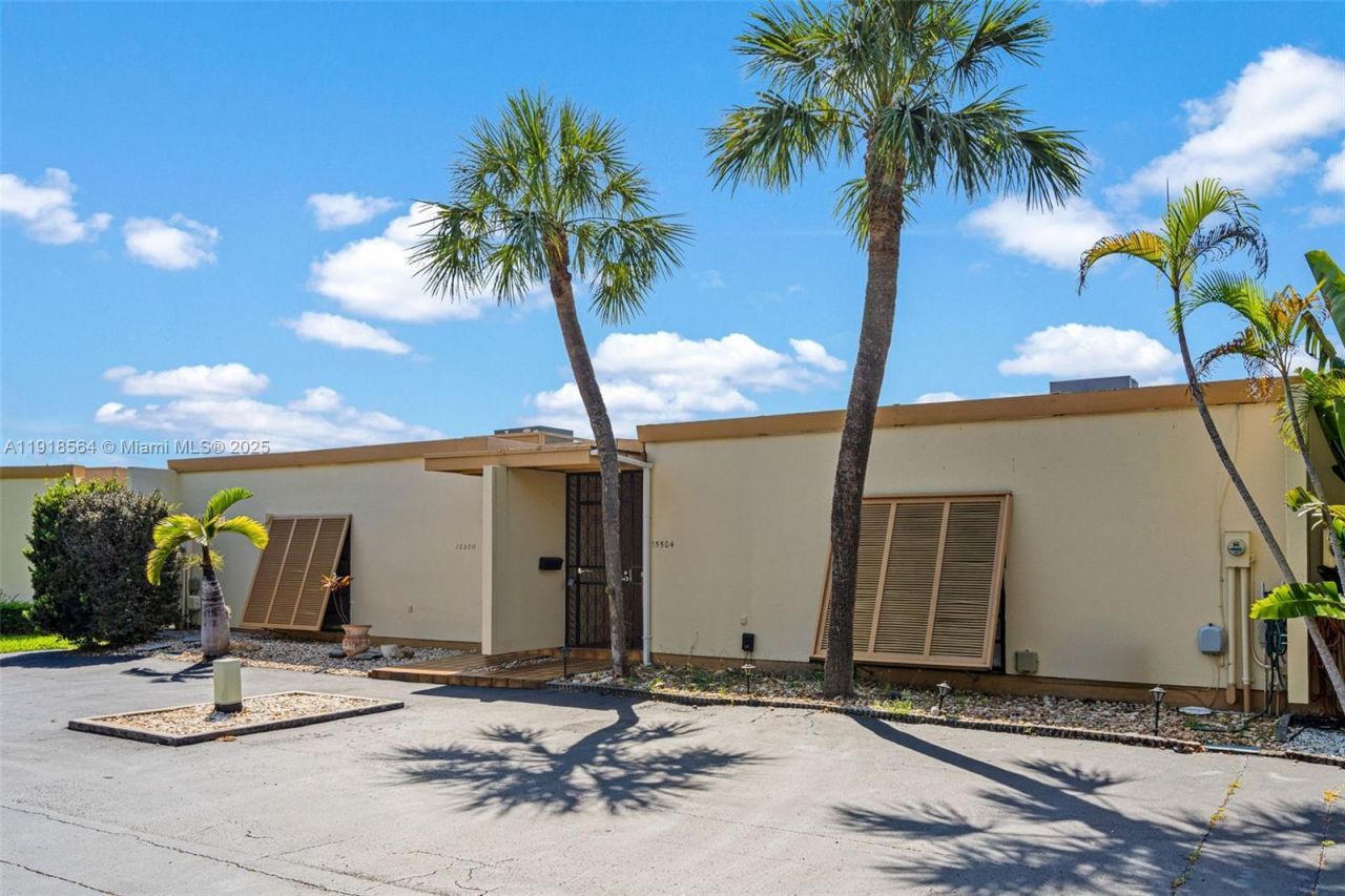 15504 Sharpecroft Dr, Miami Lakes, FL 33014 Photo