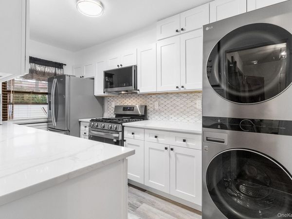 1209 E Broadway, Unit D15, Hewlett, NY 11557