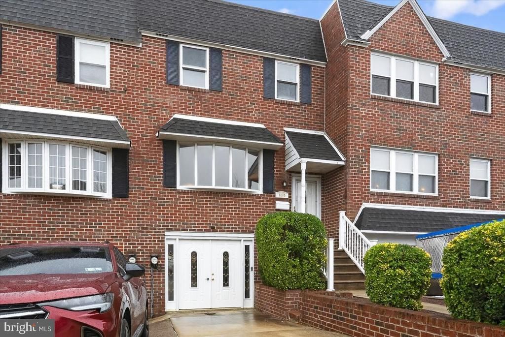 9865 Garvey Drive, Philadelphia, PA 19114 Main Photo