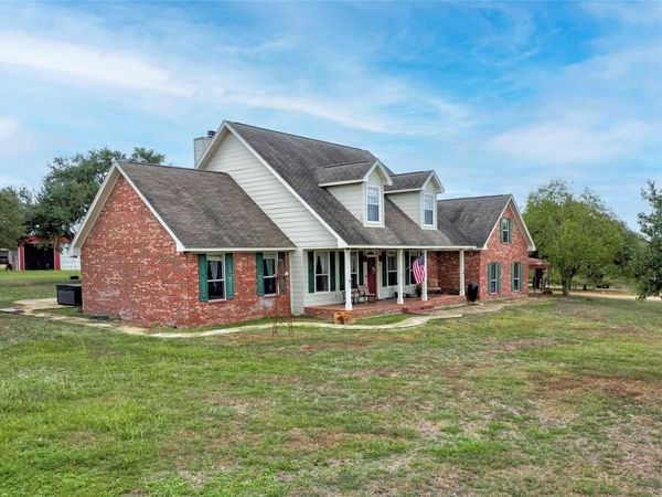 2040 W Guenther LN, La Grange, TX 78945