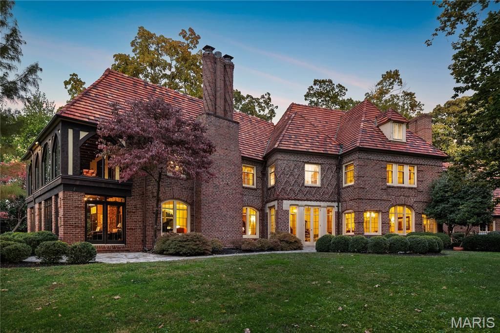 8 Carrswold Drive, Clayton, MO 63105 Main Photo