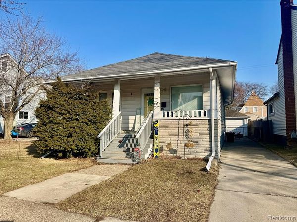 722 Kings Highway, Wyandotte, MI 48192