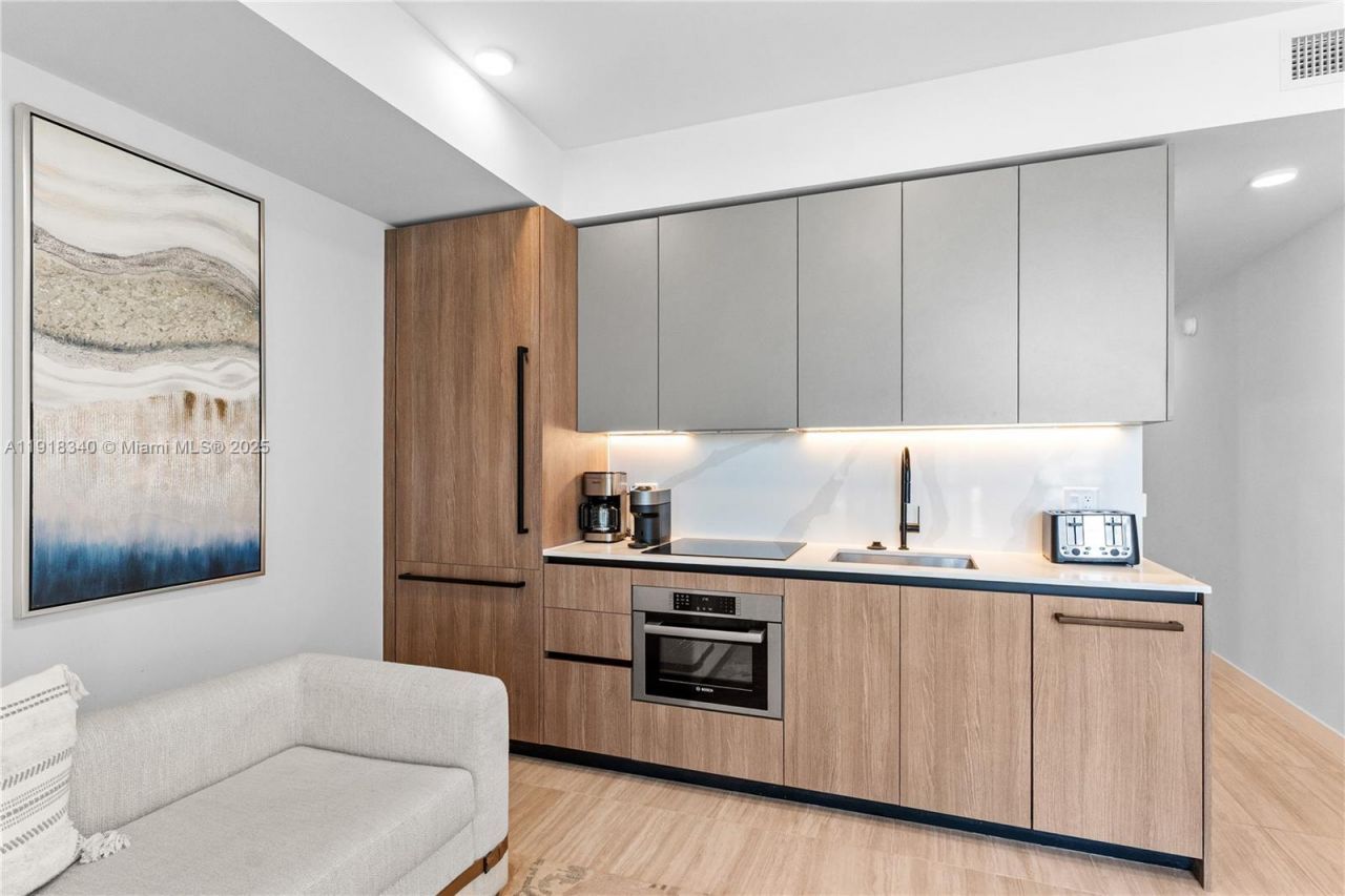 580 72nd, Unit 711, Miami Beach, FL 33141 Photo