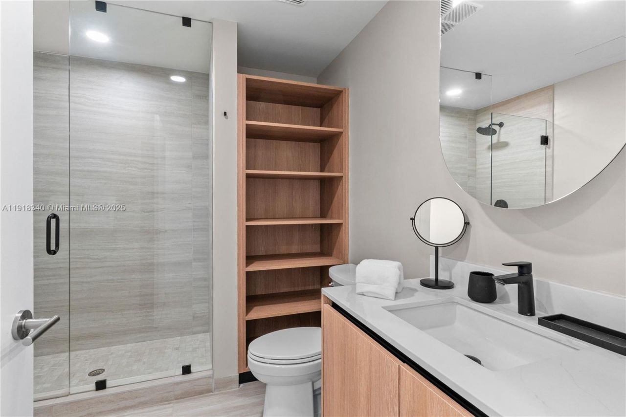 580 72nd, Unit 711, Miami Beach, FL 33141 Photo