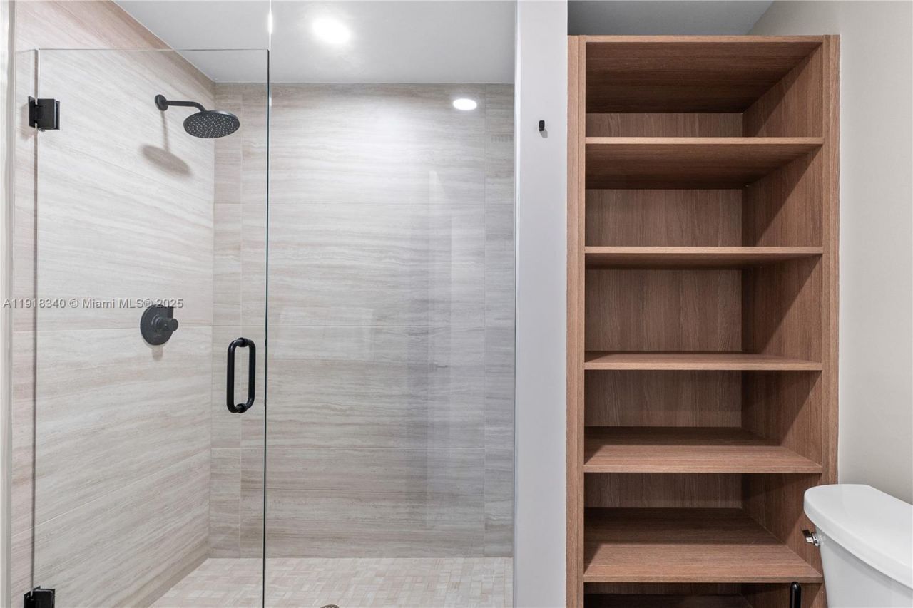 580 72nd, Unit 711, Miami Beach, FL 33141 Photo