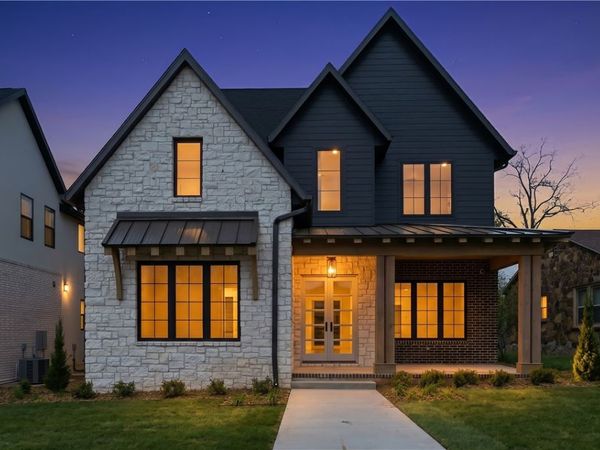 716 W Central Avenue , Bentonville, AR 72712