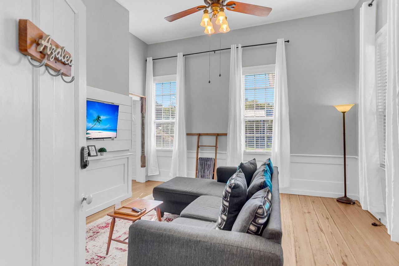 115 S Magnolia Street Photo 17