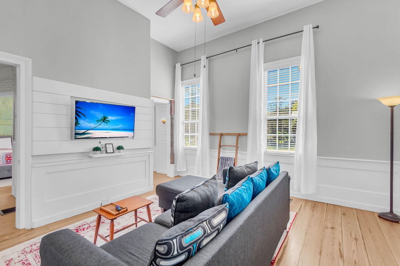 115 S Magnolia Street Photo 21