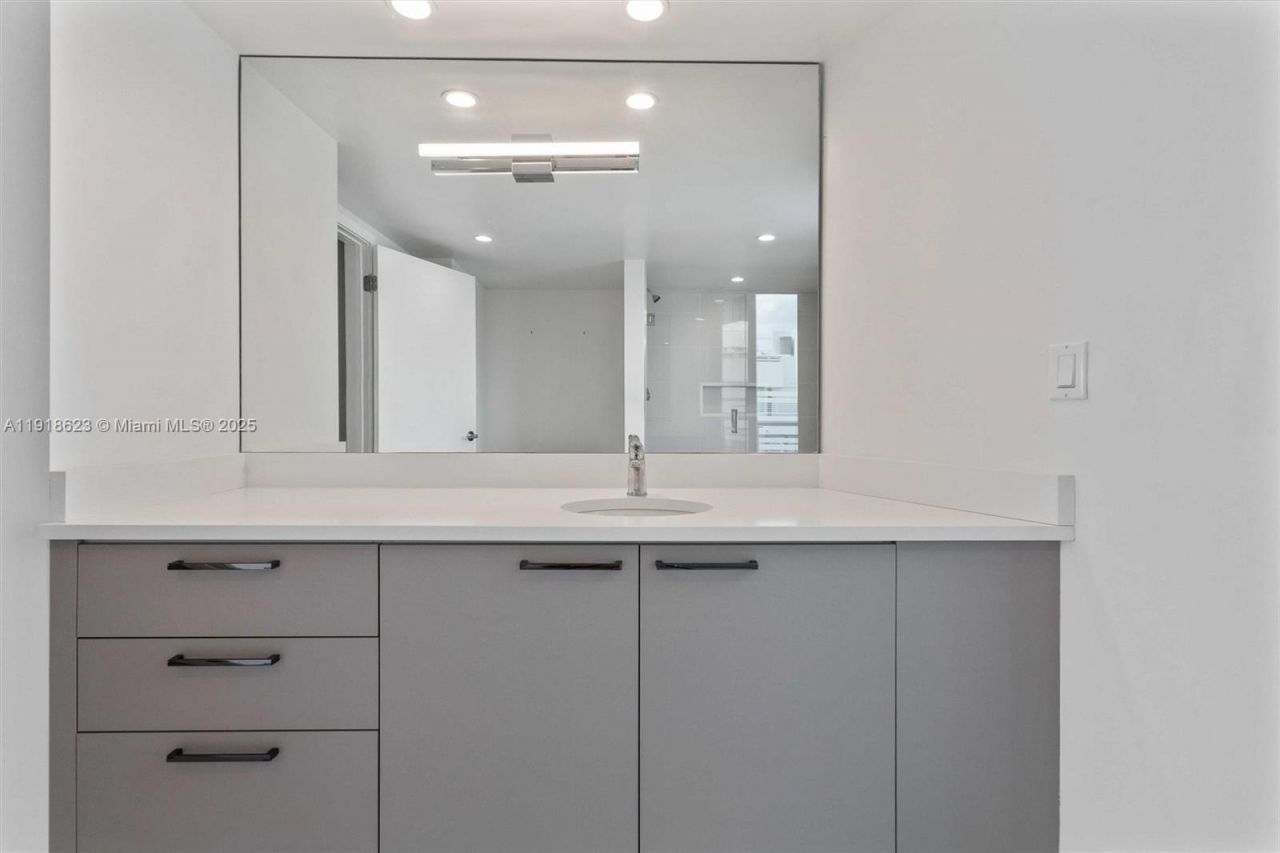 1150 101st St, Unit PH 702, Bay Harbor Islands, FL 33154 Photo