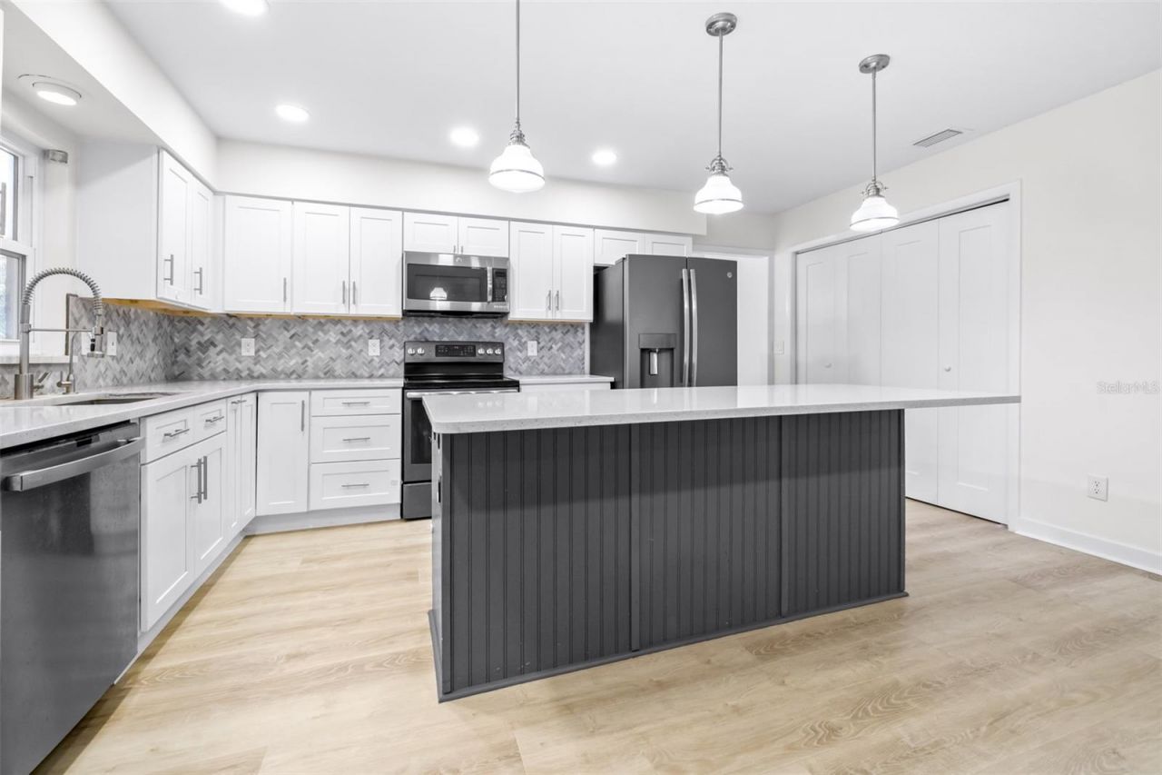 15401 Woodcastle Place, Tampa, FL 33613 Photo