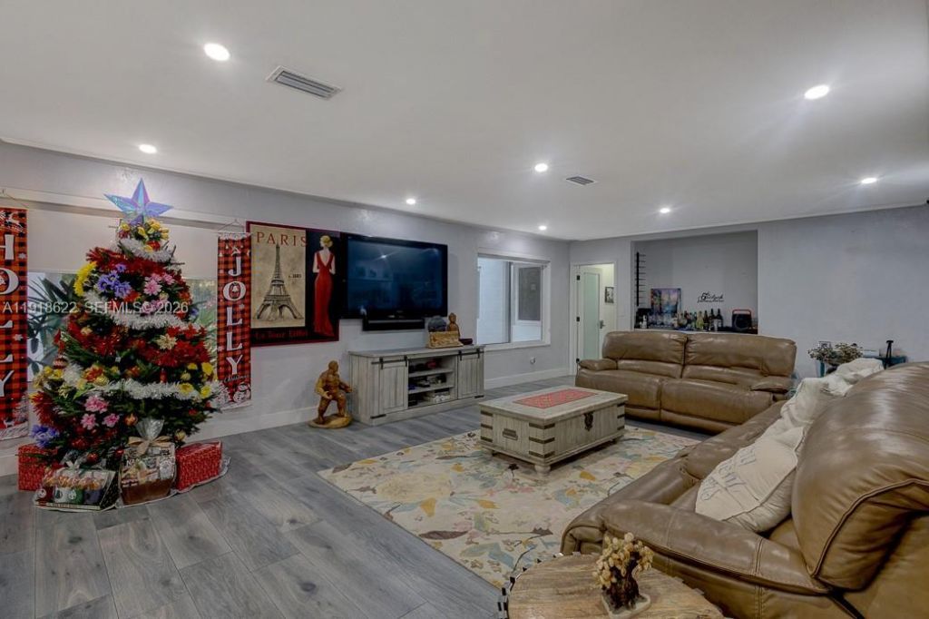 8290 Sunset Dr, Miami, FL 33143 Photo