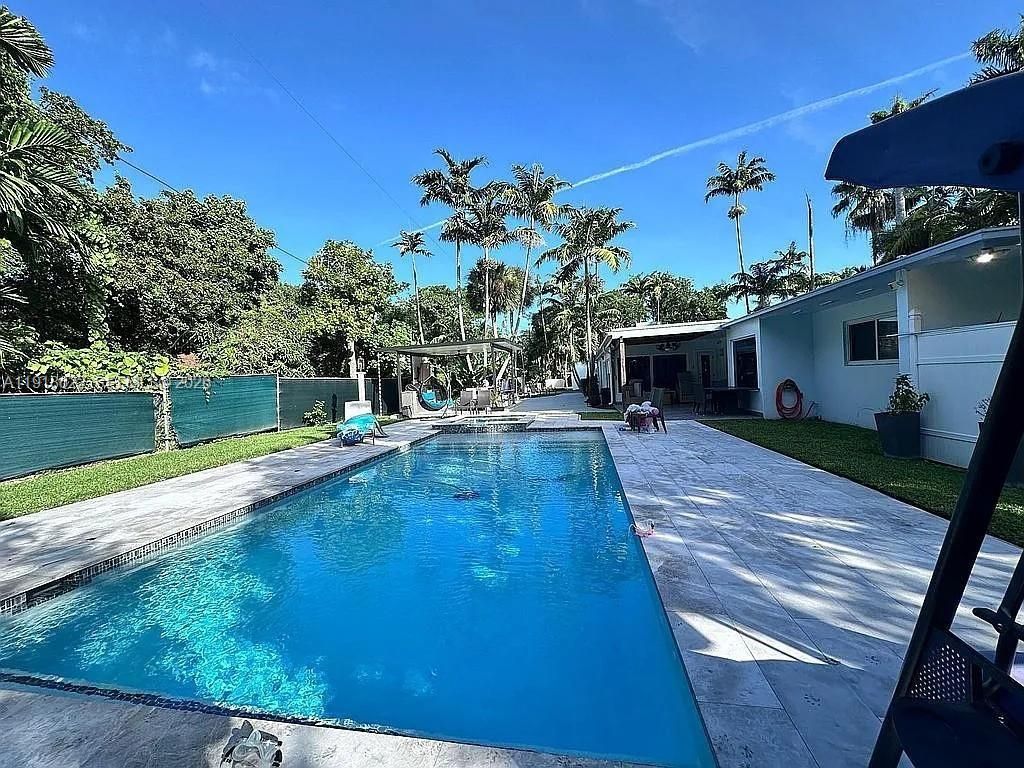 8290 Sunset Dr, Miami, FL 33143 Photo