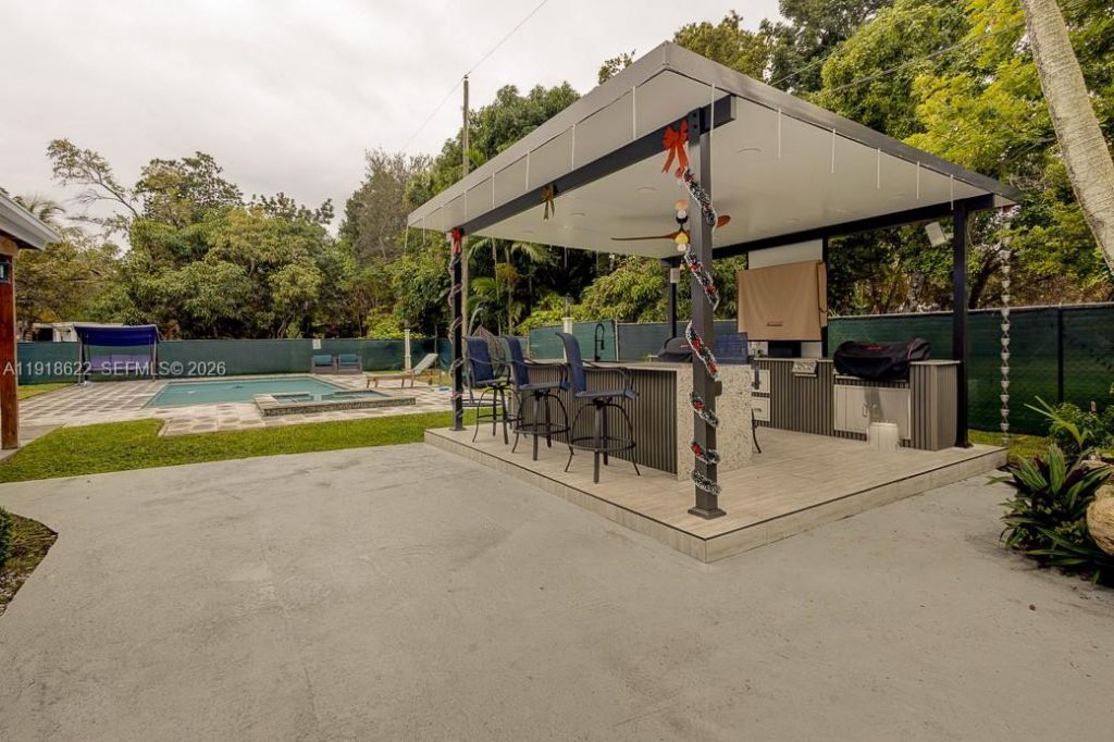 8290 Sunset Dr, Miami, FL 33143 Photo