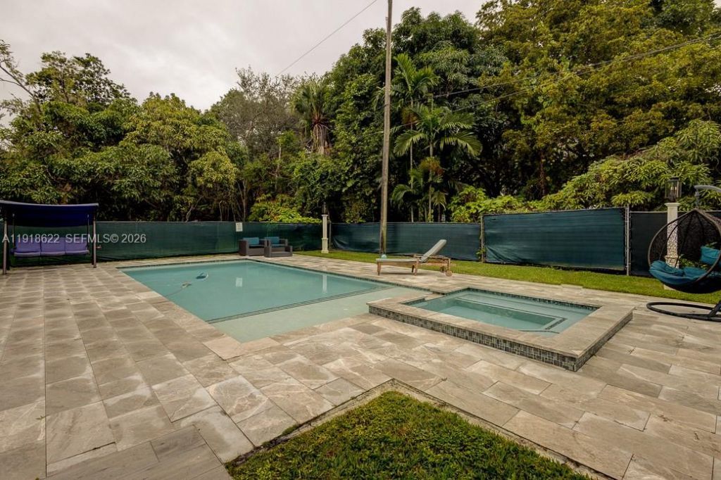 8290 Sunset Dr, Miami, FL 33143 Photo