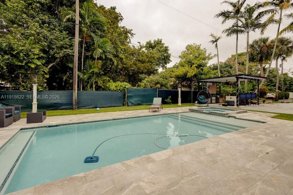 8290 Sunset Dr, Miami, FL 33143 Photo