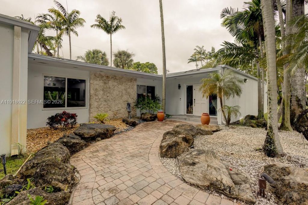 8290 Sunset Dr, Miami, FL 33143 Photo