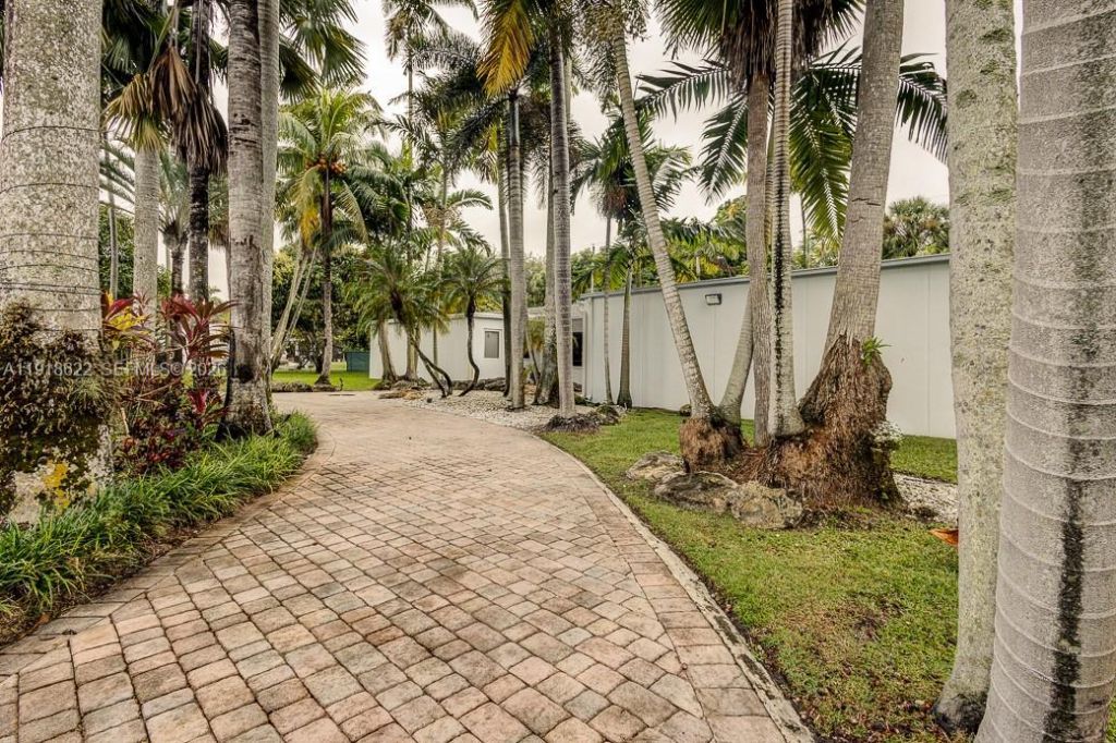 8290 Sunset Dr, Miami, FL 33143 Photo