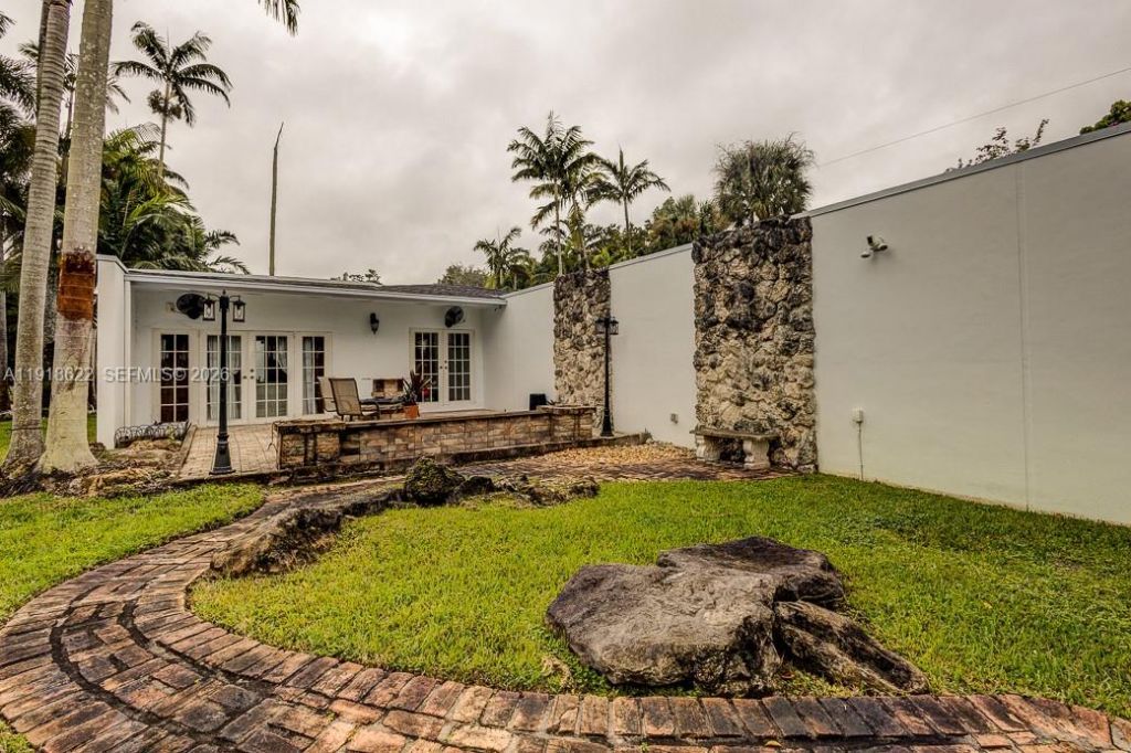 8290 Sunset Dr, Miami, FL 33143 Photo