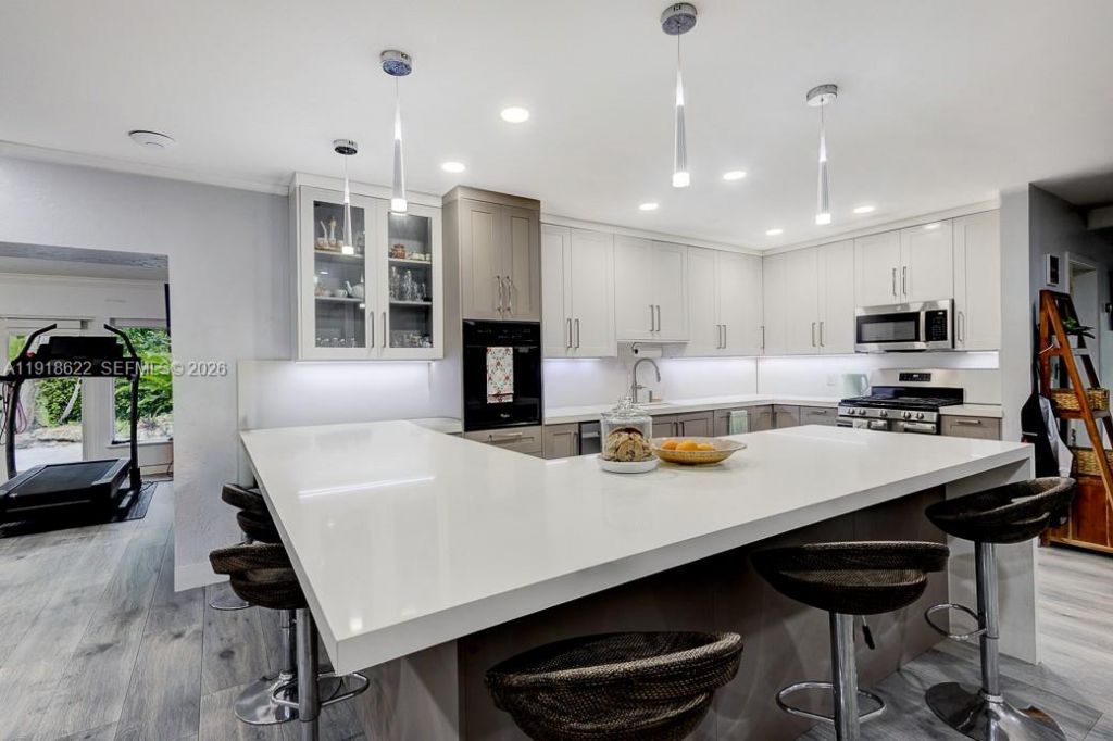 8290 Sunset Dr, Miami, FL 33143 Photo