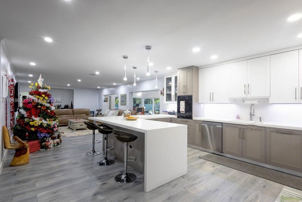 8290 Sunset Dr, Miami, FL 33143 Photo