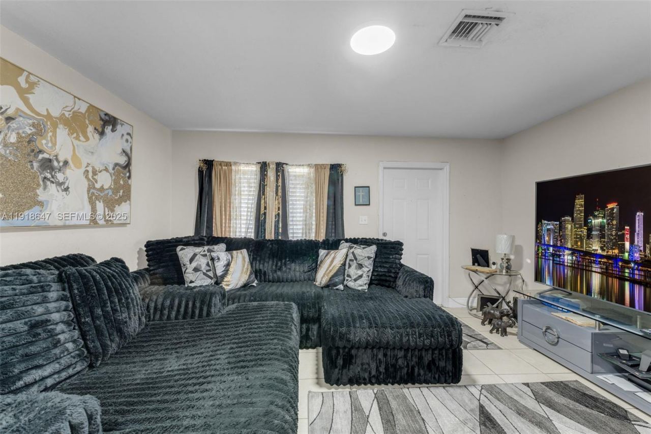 2210 NW 155th St, Miami Gardens, FL 33054 Photo