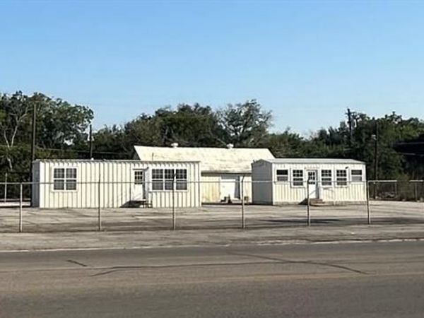 1112 W Main , Olney, TX 76374