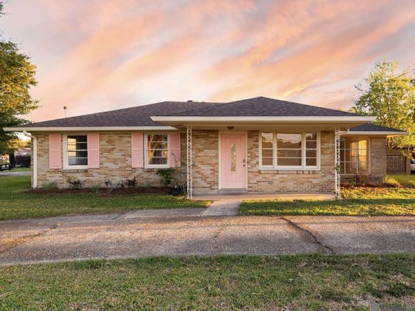 300 Parish Dr, Arabi, LA 70032