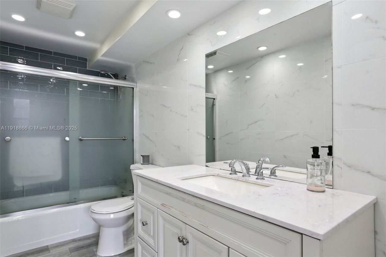 427 Golden Isles Dr, Unit 11F, Hallandale Beach, FL 33009 Photo