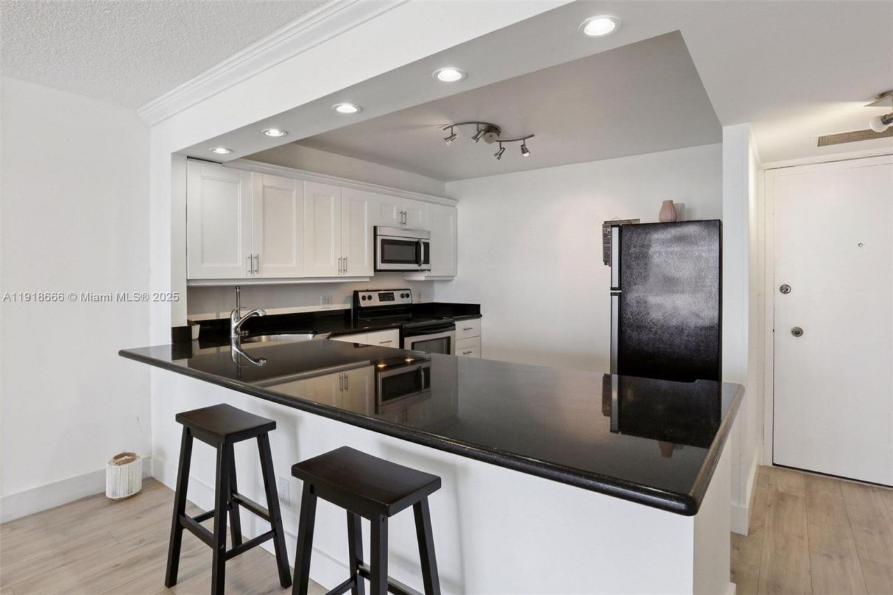 427 Golden Isles Dr, Unit 11F, Hallandale Beach, FL 33009 Photo