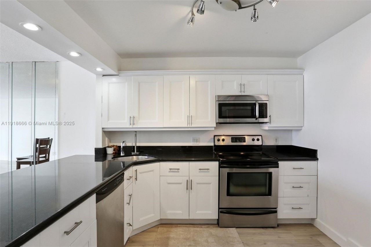 427 Golden Isles Dr, Unit 11F, Hallandale Beach, FL 33009 Photo