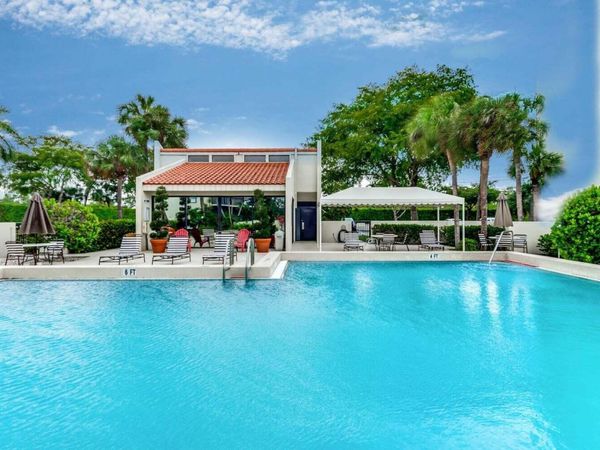 2550 Presidential Way, Unit 302, West Palm Beach, FL 33401