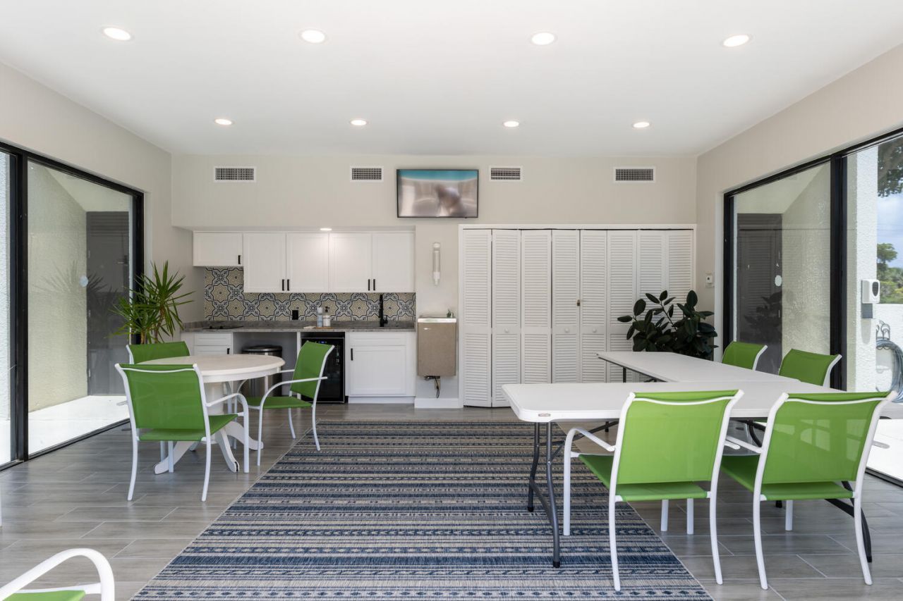 2550 Presidential Way, Unit 302, West Palm Beach, FL 33401 Photo