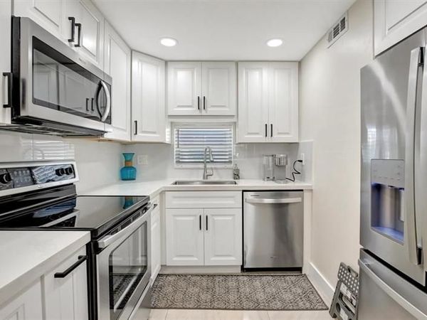 9720 S Hollybrook Lake Drive, Unit 204, Pembroke Pines, FL 33025