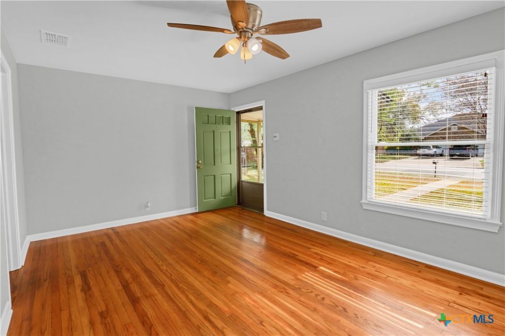 960 E Mountain Street, Seguin, TX 78155 Main Photo